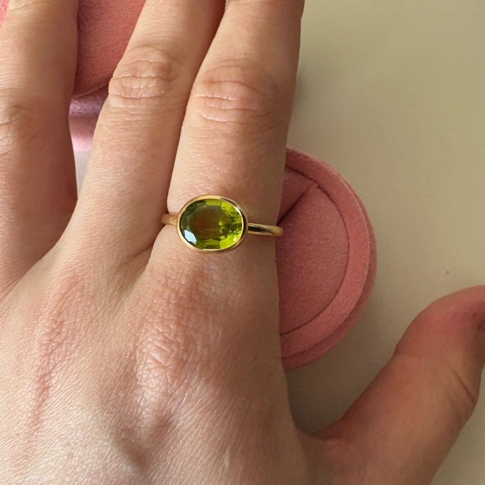 Lisa Eldridge Jewelry The Anderson Peridot 18k Gold Ring - Picture 5 of 5